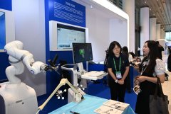 <b>参不雅者正在智平方展台旁不雅爱宝（AlphaBot）机</b>